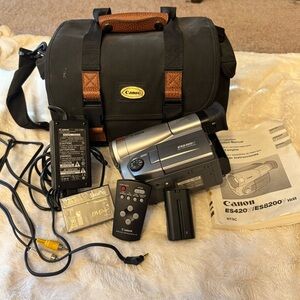 Canon ES8200V 8mm Camcorder‎ Flexi Zone w/ Case, Remote Control, Manual & Extras